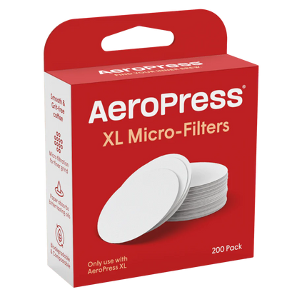 Den røde og hvide emballage til AeroPress, XL Filterpapir fra Aeropress viser cirkulært hvidt kaffefiltre i en 200-pakning, med glat kaffe og mikrofiltreringsfordele. Den er designet til at være kompatibel med AeroPress XL for en forbedret brygningsoplevelse.