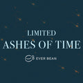 Teksten på en mørk, plettet baggrund lyder: "LIMITED, ASHES OF TIME, ICED Coffee Blend" med EverBean Limiteds logo og navn nedenunder. Små orange pletter fremhæver denne eksklusive kaffeblanding af arabica og egetræsfade og giver en unik smag.