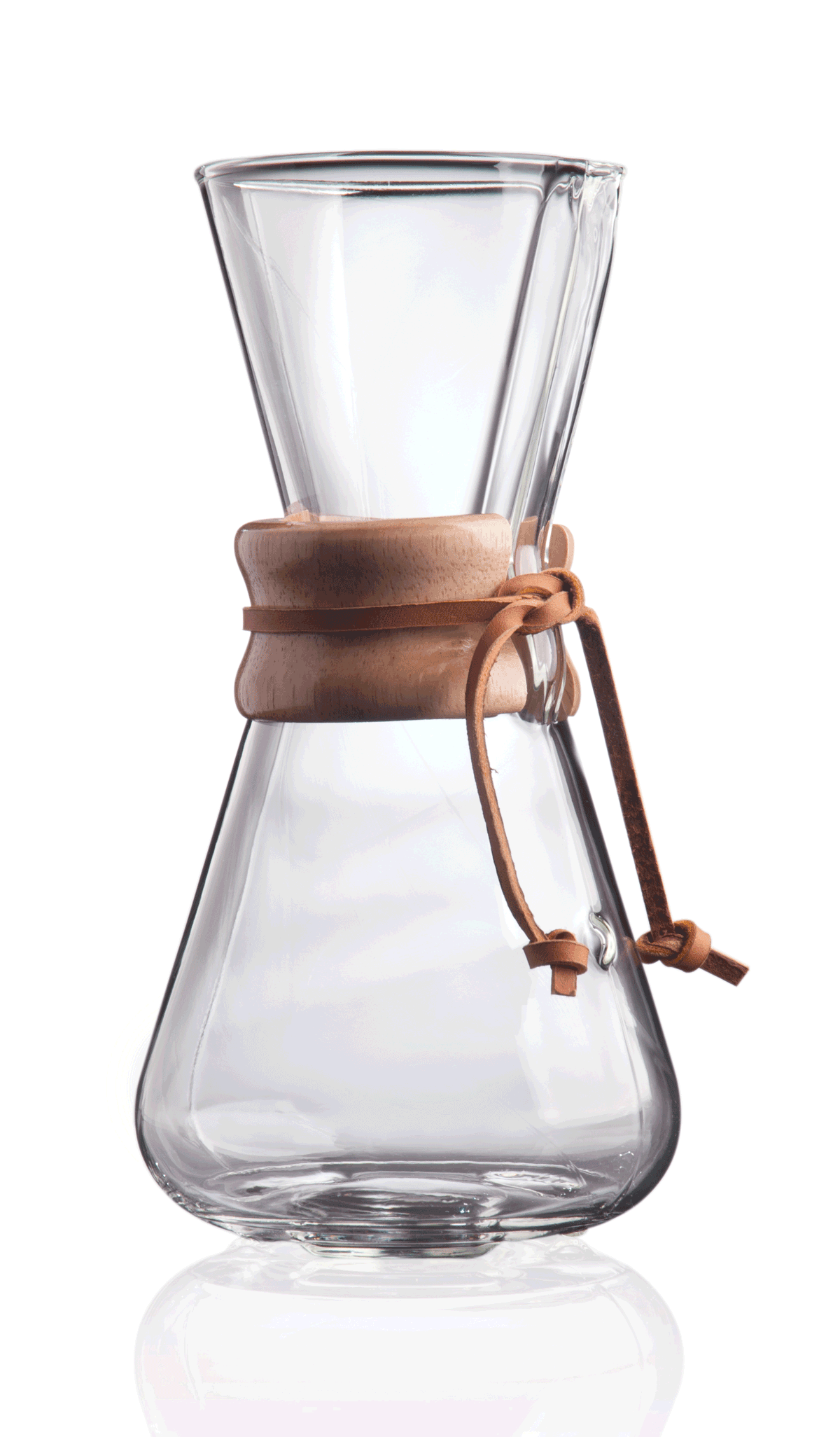 Chemex Classic Kaffebrygger fra Chemex har et klart pour-over-design med en trækrave og et læderbånd, vist isoleret på en hvid baggrund.