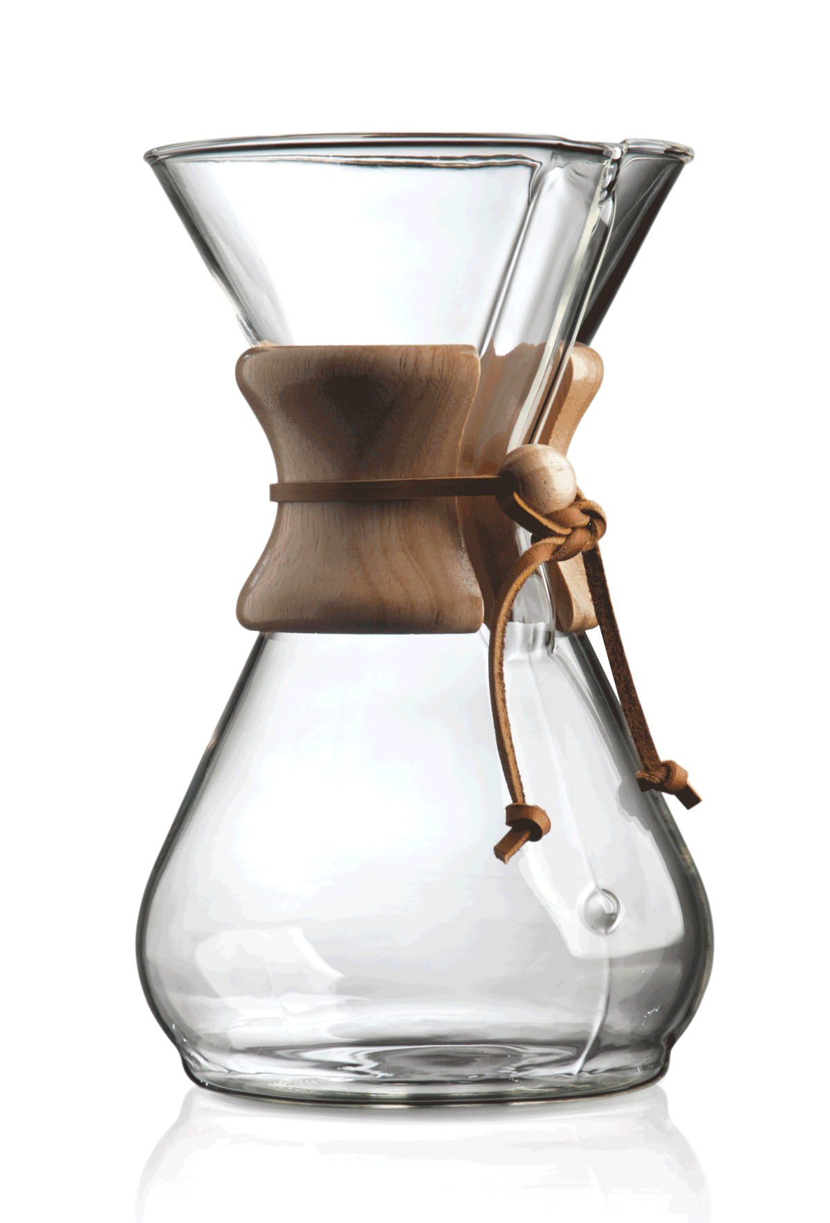 Chemex, Classic Kaffebrygger fra Chemex har klart glas med trækrave og læderbånd, ideel til brygning af fyldig pour-over-kaffe, vist stående på en hvid baggrund.