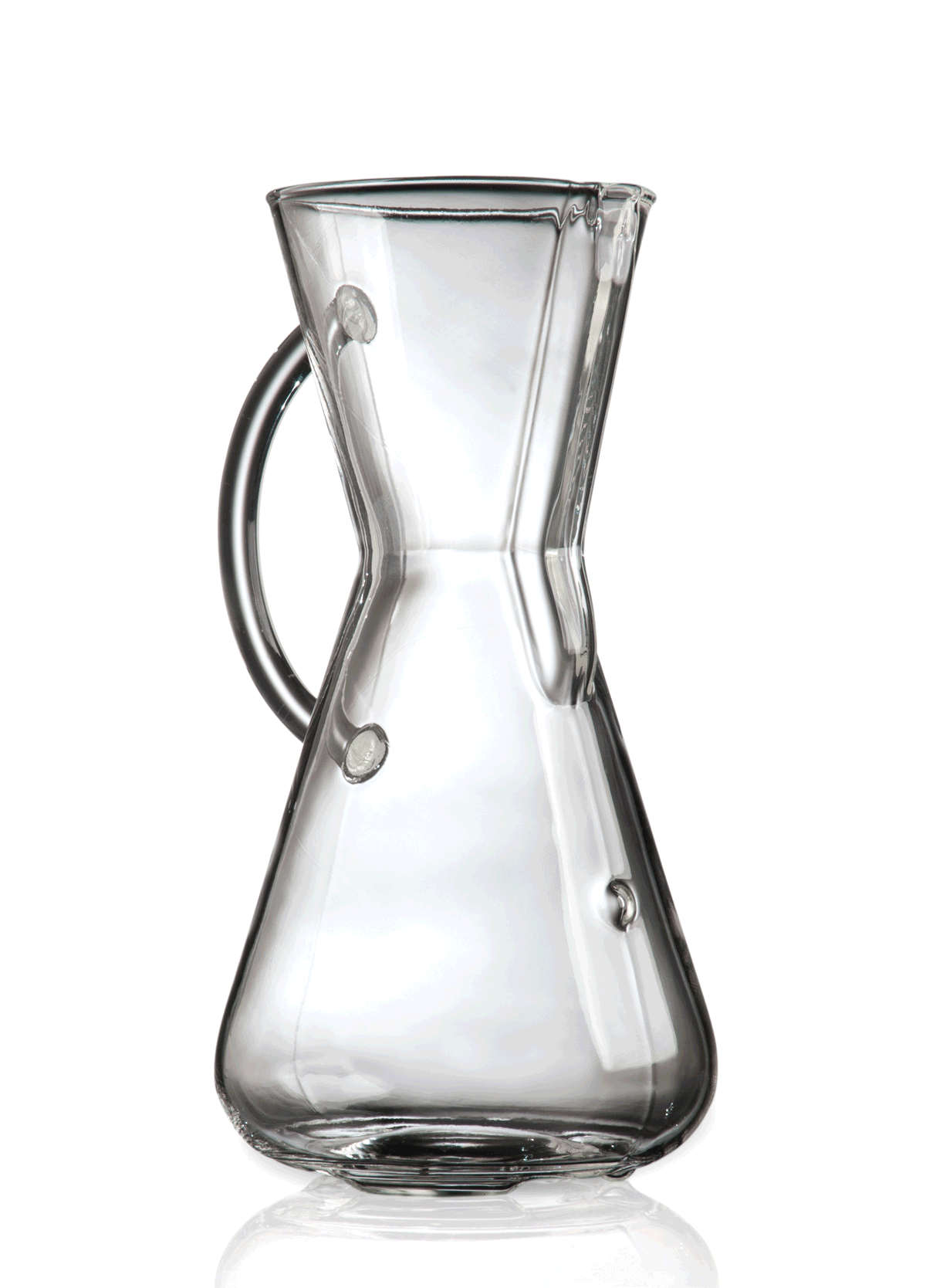 The Chemex Kaffebrygger med håndtag fra Chemex er en klar, timeglasformet karaffel med et lille håndtag - ideel til pour-over teknik og brygning af rig filterkaffe, vist tom mod en hvid baggrund.