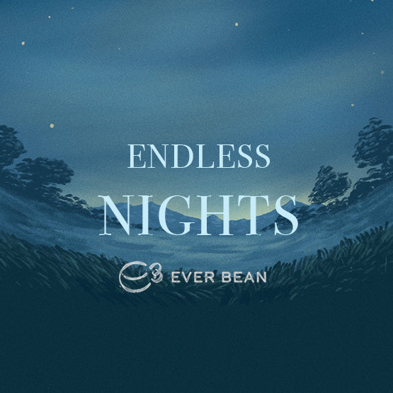 En mørkeblå nattehimmel med stjerner og træer i silhuet centrerer ordene "ENDLESS NIGHT". EverBean-logoet og -navnet nedenfor fremkalder den dristige smag af Endless Night - Espresso Blend.