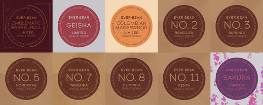 Ti runde kaffeetiketter til kaffeposer fra EverBeans Simply Basic-serie vises i to rækker, hver med navne og oprindelser som "Simply Basic" og lande som Brasilien, Kenya og Etiopien - og viser Single Estate-kaffe.