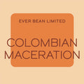 En brun etiket med et orange rektangel viser "EverBean Limited" over "Single Serve, Colombian Maceration" og fremhæver en eksklusiv kaffeoplevelse, der er skabt gennem macerationsprocessen.