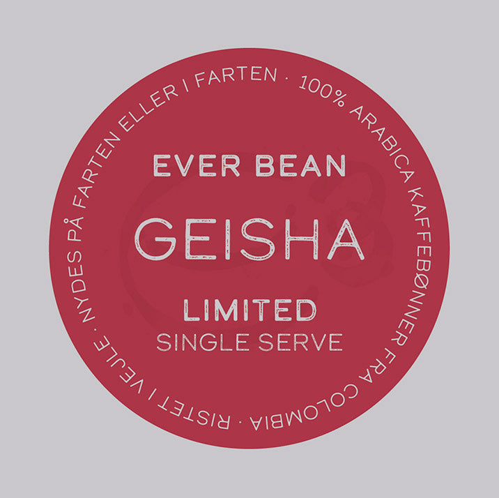 En rød cirkulær kaffeetiket med hvid tekst lyder: "EverBean Limited Single Serve, Limited, Columbia Geisha." Rundt om kanten står der: "100% Arabica kaffebønner fra Colombia. Ristet i Norge. Nydes på farten eller i farten.