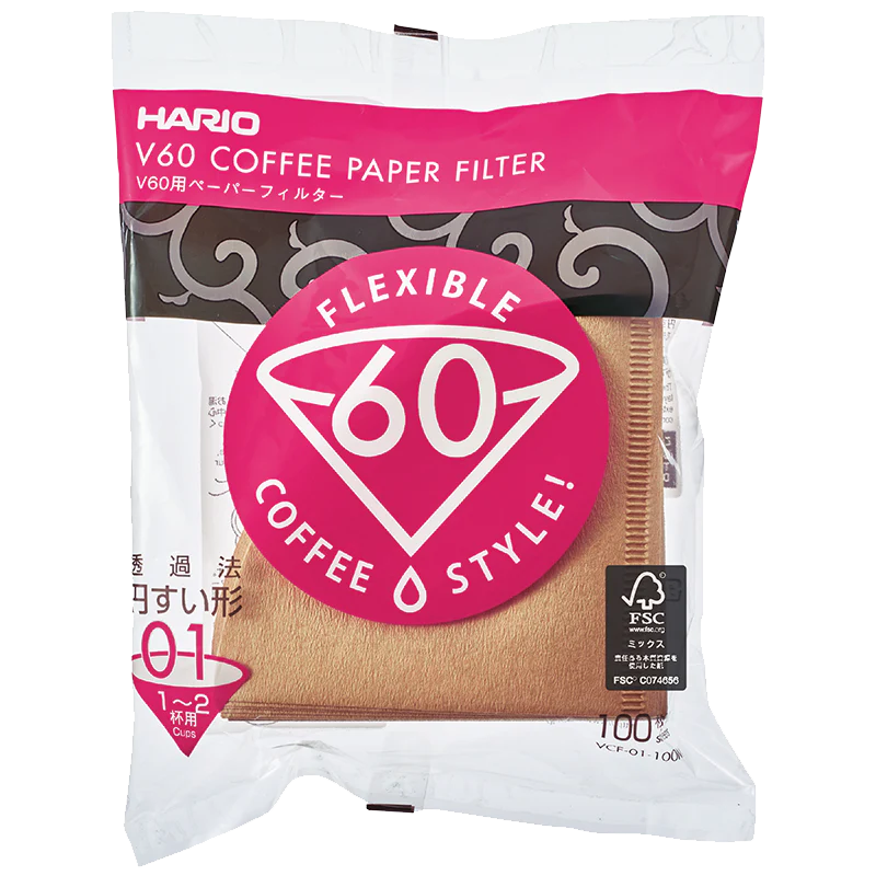 Hario Papirfiltre fra Hario til V60, størrelse 01 (1-2 kopper), i hvid og lyserød emballage med stort V60-logo. Indeholder brune, biologisk nedbrydelige kaffefiltre i kegleform.