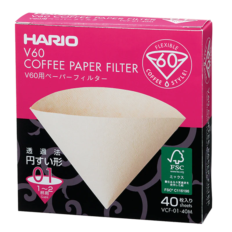 En æske Hario Papirfiltre, biologisk nedbrydelige filtre i størrelse 01 til 1-2 kopper. Den lyserøde, sorte og hvide æske indeholder 40 miljøvenlige filtre med engelske og japanske detaljer, ideelt til Hario-brugere, der ønsker bæredygtighed.