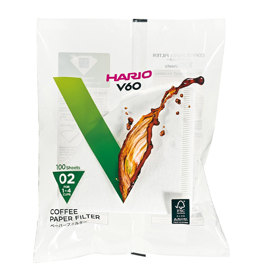 Hario Papir Filter Størrelse 02 pakken er hvid med et grønt og brunt design, mærket til kaffebrygning. Den indeholder 100 ark til 1-4 kopstørrelser, har teksten "Hario V60" og viser et FSC-symbol nederst til højre, hvilket fremmer bæredygtighed.