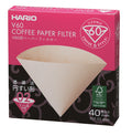 En æske Hario Papirfiltre, størrelse 02 til 1-4 kopper, indeholder 40 FSC-certificerede bionedbrydelige filtre i pink og sort emballage med engelsk og japansk tekst. Velegnet til brug med Hario 02-drypper.