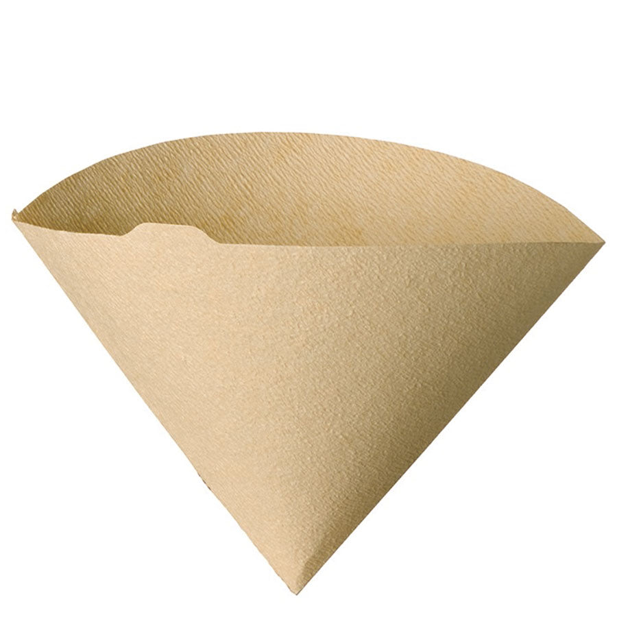 Et Hario Papir Filter, størrelse 02, brunt, kegleformet engangskaffefilter hviler på en hvid baggrund. Det teksturerede papir er pænt foldet for at forbedre din kaffeoplevelse og passer perfekt ind i din kaffemaskine, samtidig med at det fremmer bæredygtighed.
