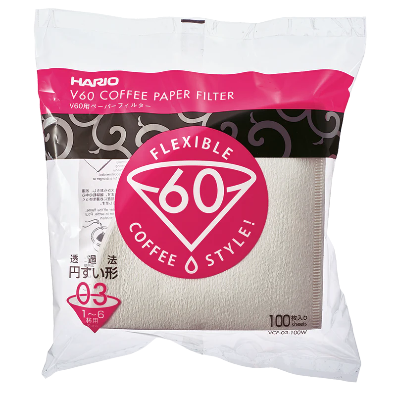 Hario Papirfiltre V60, størrelse 03. Pakke med 100 biologisk nedbrydelige naturhvide filtre i hvid og pink emballage med "V60 Flexible Coffee Style!" logo fra Hario.