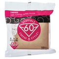 En pakke med 100 Hario Papirfiltre, naturbrune kegleformede kaffefiltre (størrelse 03), biologisk nedbrydelige, i klar plastfolie med pink og hvid "FLEXIBLE V60 COFFEE STYLE!"-etiket. Mærke: Hario.