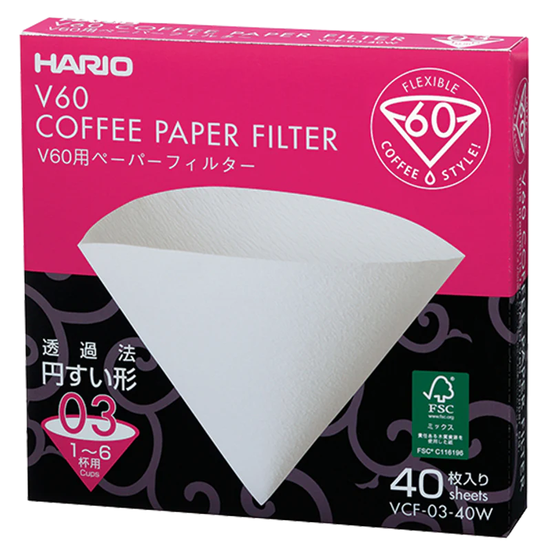 En æske Hario Papirfiltre kaffefiltre, kegleformede og biologisk nedbrydelige til 02-drypperen. Indeholder info på japansk/engelsk, FSC-mærke, V60-logo og 40 filtre til 1-6 kopper. Varemærke: Hario.