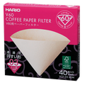 En æske Hario Papirfiltre, biologisk nedbrydelige V60-kaffefiltre til 1-6 kopper (model VCF-03-40M), har en pink og sort emballage med et billede af et enkelt kegleformet filter og indeholder 40 ark.