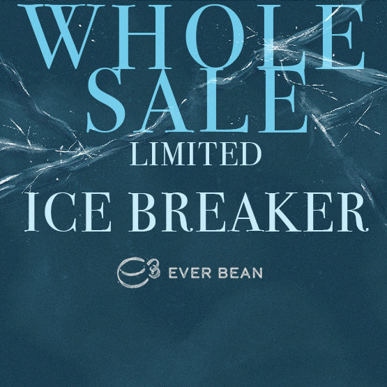 Blå grafik med krakeleret isdesign har tekst: "WHOLESALE LIMITED ASHES OF TIME ICED COFFEE BLEND (W)" over EverBean Limited-logoet. Fremviser Matinilla Escazú-smag og antydninger af kaffe med rom lagret på egne egetræsfade.