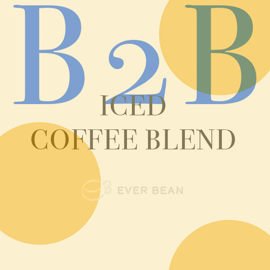 På en lys baggrund er der fede blå og grønne "B2B"-bogstaver og "ICED Coffee Blend (b)" i brunt med gule cirkler, der svæver rundt. EverBean Business-logoet sidder i bunden - perfekt til fans af ICED-kaffe og koldbryg.