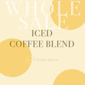 Minimalistisk grafik med fed "ICED Coffee Blend (w)"-tekst på en lys beige baggrund med gule cirkler. Det svage EverBean Wholesale-logo fremhæver denne glatte koldbryg lavet af førsteklasses Arabica-bønner.