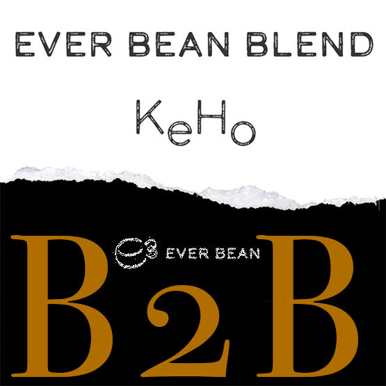 Tekstbaseret billede med "KeHo" og "EverBean" øverst i sort på hvid. Nedenfor vises "B2B" stort i brunt på en sort baggrund, omkranset af en mindre tekst, der læser "EverBean", inspireret af de rige kaffesmag fra Kenya og Honduras.