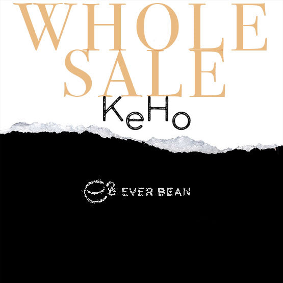 Tekstbillede med "ENGROS" med store beige bogstaver, "KeHo (w)" fra EverBean i sort håndtegnet skrift i midten og et kaffekopikon nedenunder – alt sammen på en hvid og sort baggrund af iturevet papir. Med kenyansk og honduransk kaffe for en fyldig smag.
