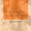 Et orangefarvet banner med "Limited, Colombian Maceration" overlejrer hvirvlende røg. Nedenunder ses EverBean Limited-logoet - en stiliseret kaffebønne og tekst - som indbyder til en eksklusiv kaffeoplevelse.