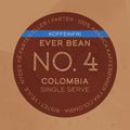 En brun cirkulær kaffeetiket viser "No. 04 - Colombia, Øko, Decaf, Single Serve" fra EverBean ApS, med et blåt "KOFFEINFRI"-banner og tekst om 100% Arabica colombiansk kaffe - ideel som single serve til enhver lejlighed.