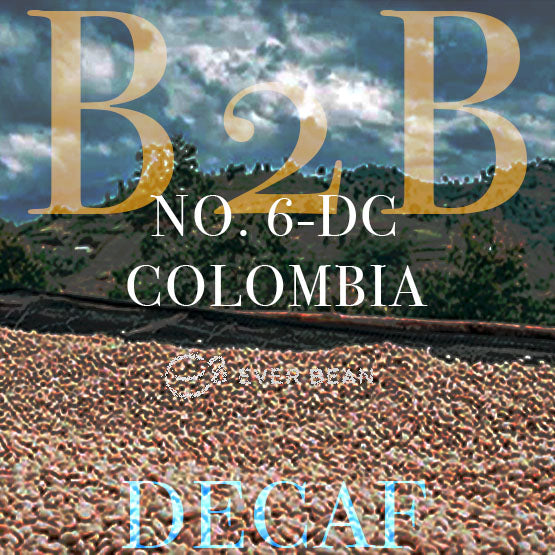 En bunke colombianske kaffebønner ligger foran, omgivet af bjerge og skyer. Overliggende tekst siger "EverBean No. 06-dc · Colombia Dark Roast, Koffeinfri (b)", hvilket fremhæver denne dekofinerede kaffe.