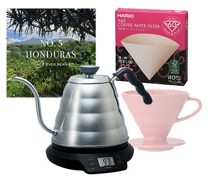 Oplev EverBeans ultimative "Startup · Filter, Medium"-sæt til pour-over-entusiaster, med Honduras kaffebønner, en Hario V60 papirfilterboks, en pink V60-drypper og en slank sølvkedel på digital skala ved 93 grader for perfekt smag.