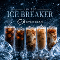 Fem høje iskaffer fra EverBean Limiteds Limited ICE Breaker ICED Coffee-udvalg sidder blandt isterninger og hvirvlende mælk under frostklar luft. "Limited ICE Breaker" og "EverBean Limited" fremhæver denne arabica kaffe-udgave.