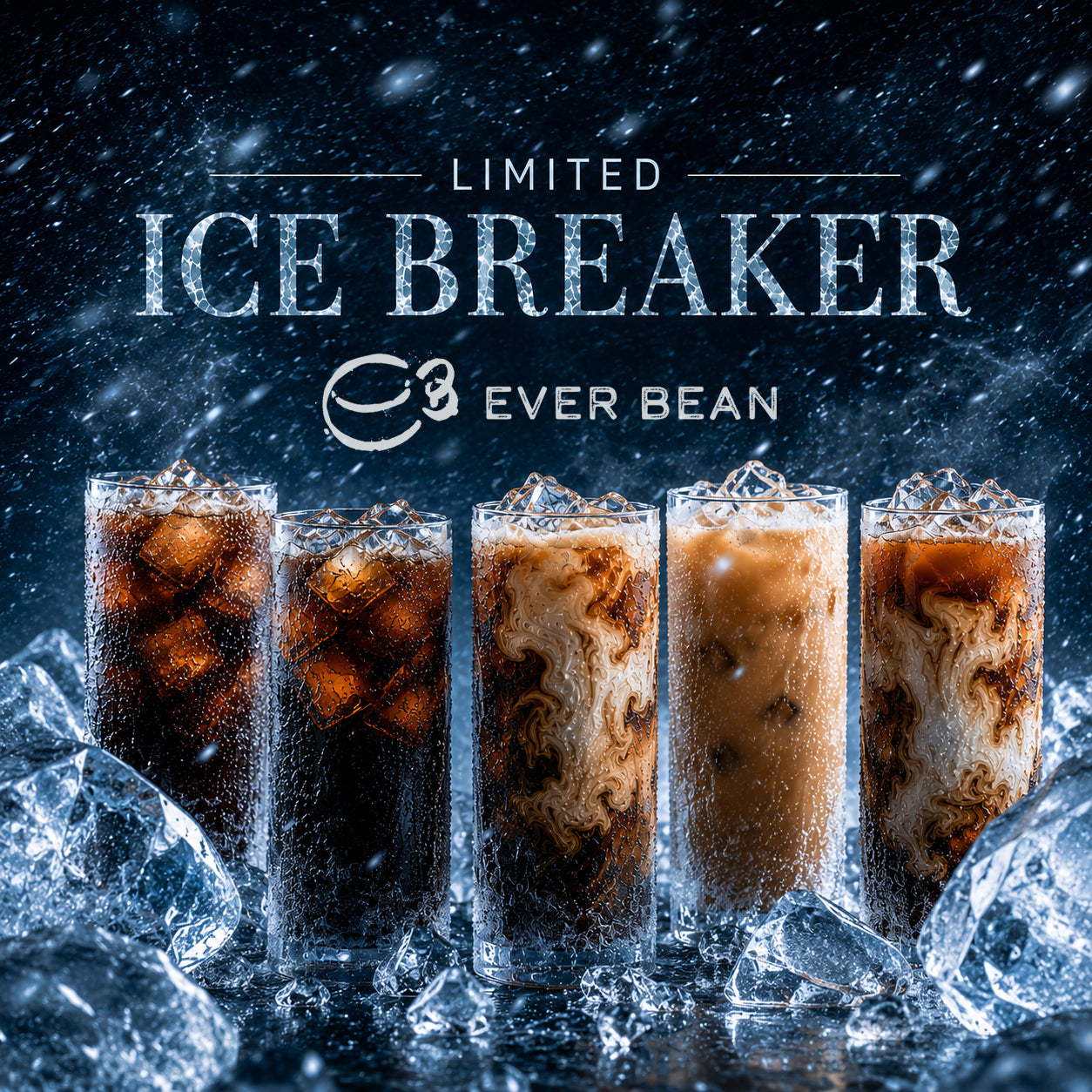 Fem høje iskaffer fra EverBean Limiteds Limited ICE Breaker ICED Coffee-udvalg sidder blandt isterninger og hvirvlende mælk under frostklar luft. "Limited ICE Breaker" og "EverBean Limited" fremhæver denne arabica kaffe-udgave.